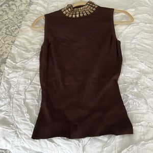 Cache top with adorned neckline, ribbed at bottom of sweater